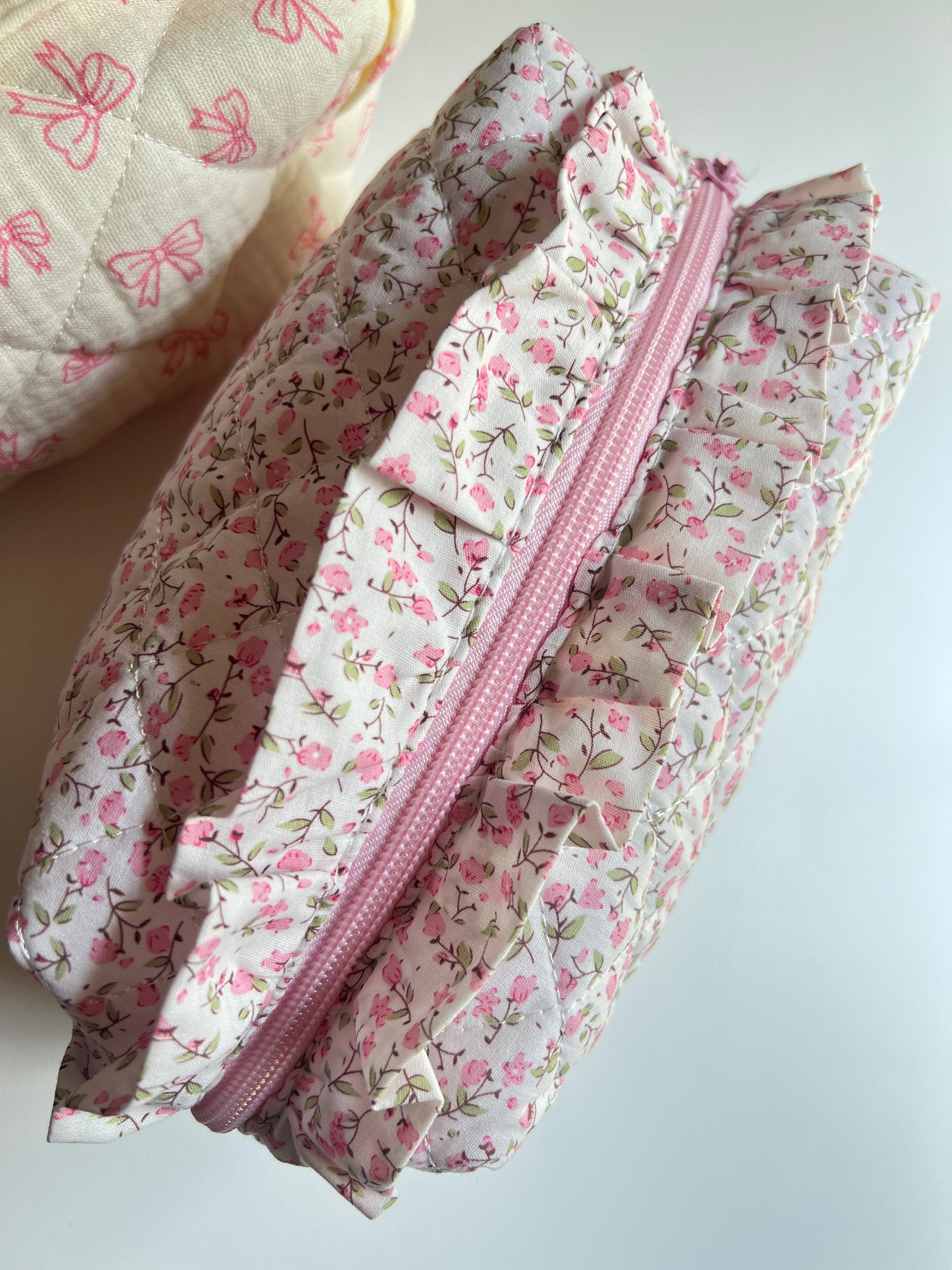 Pink daisy makeup bag