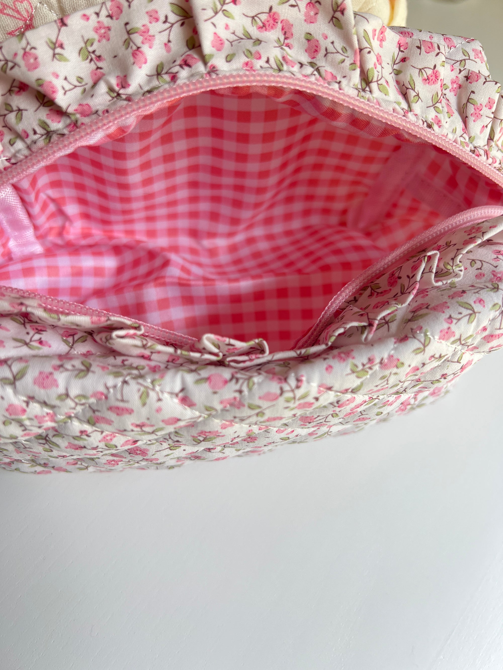 Pink daisy makeup bag