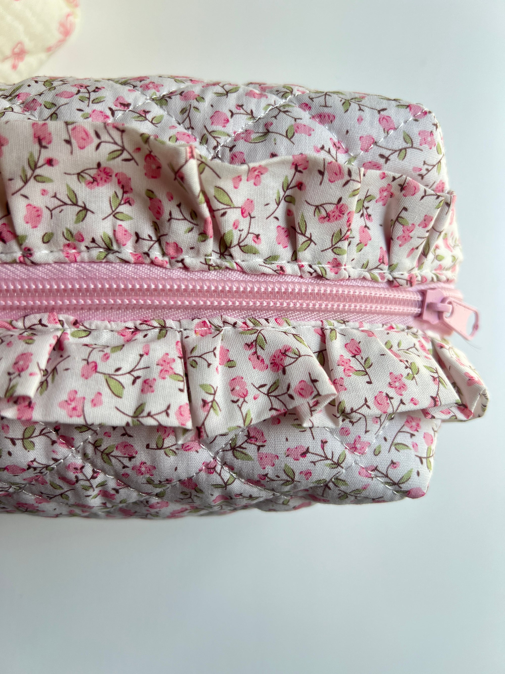Pink daisy makeup bag